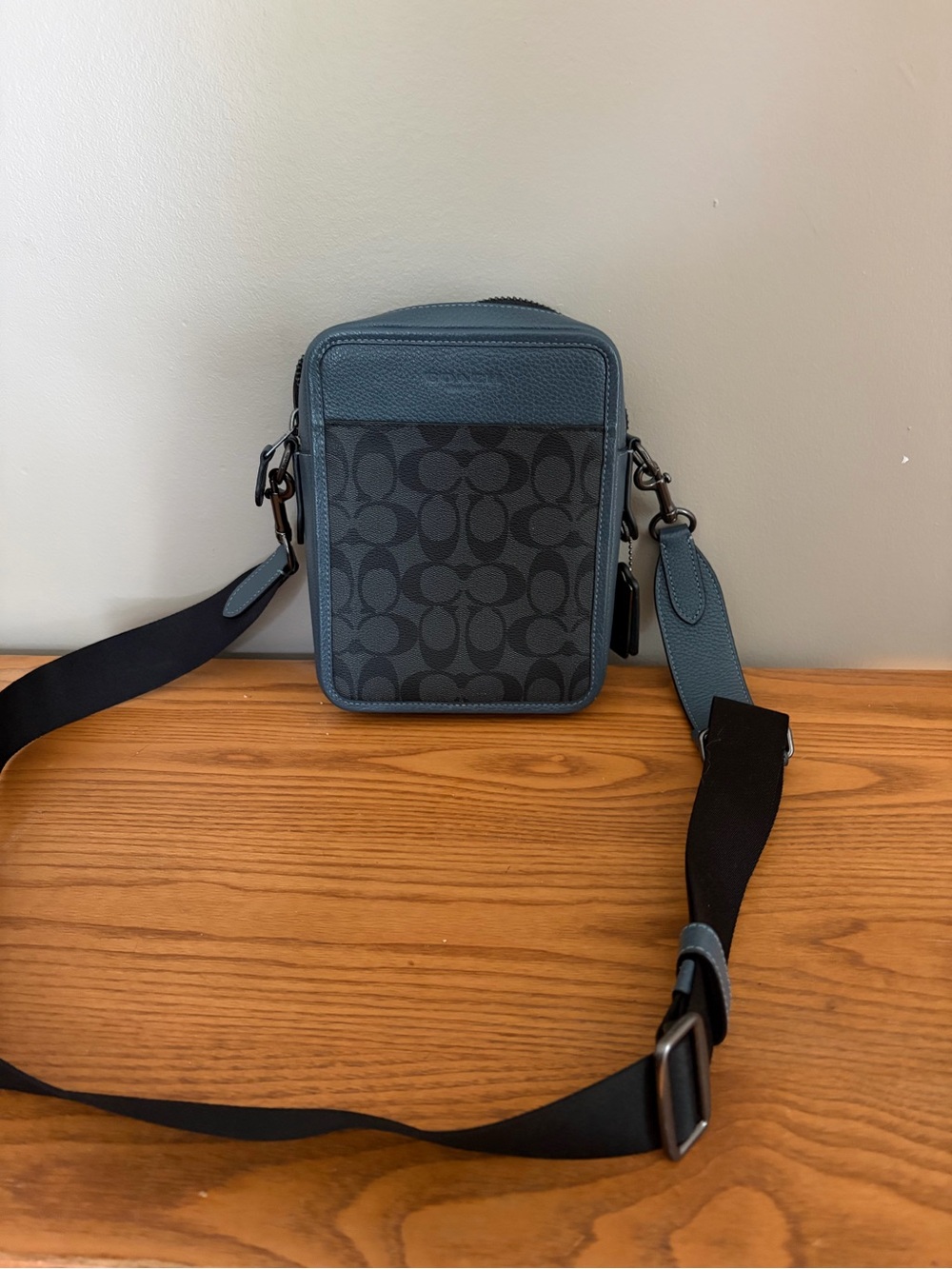 Coach Menβs Slate Blue Signature Messenger Crossbody